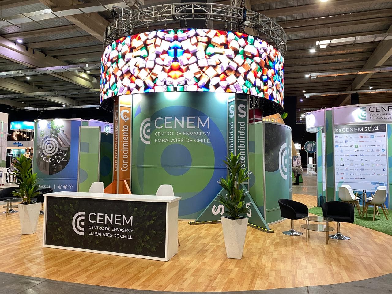 Sillones y mesas de centro en stand CENEM