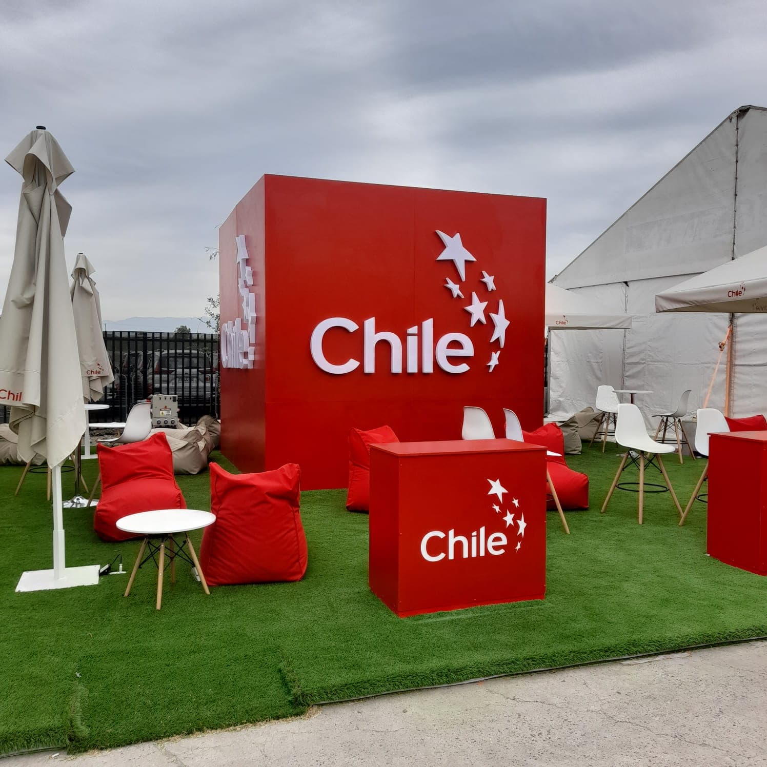 Puffs y mesas lounge outdoor en activación Marca Chile