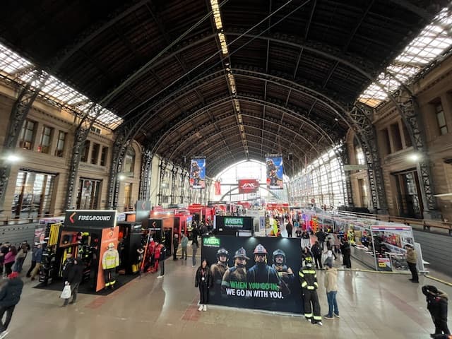 Vista general de Expo Bomberos 2026 con stands y visitantes
