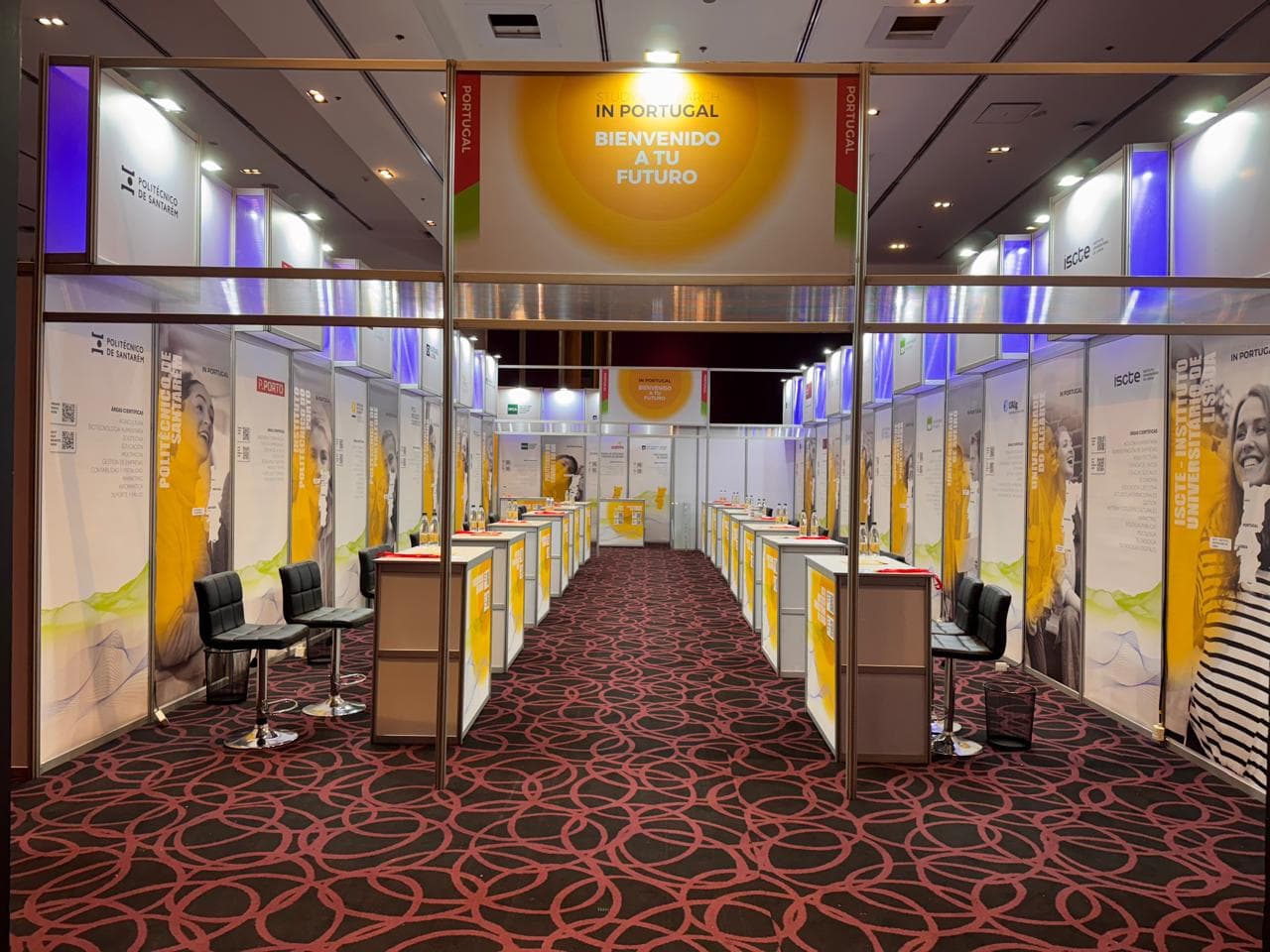 Pasillo de stands modulares en Expo Estudiante