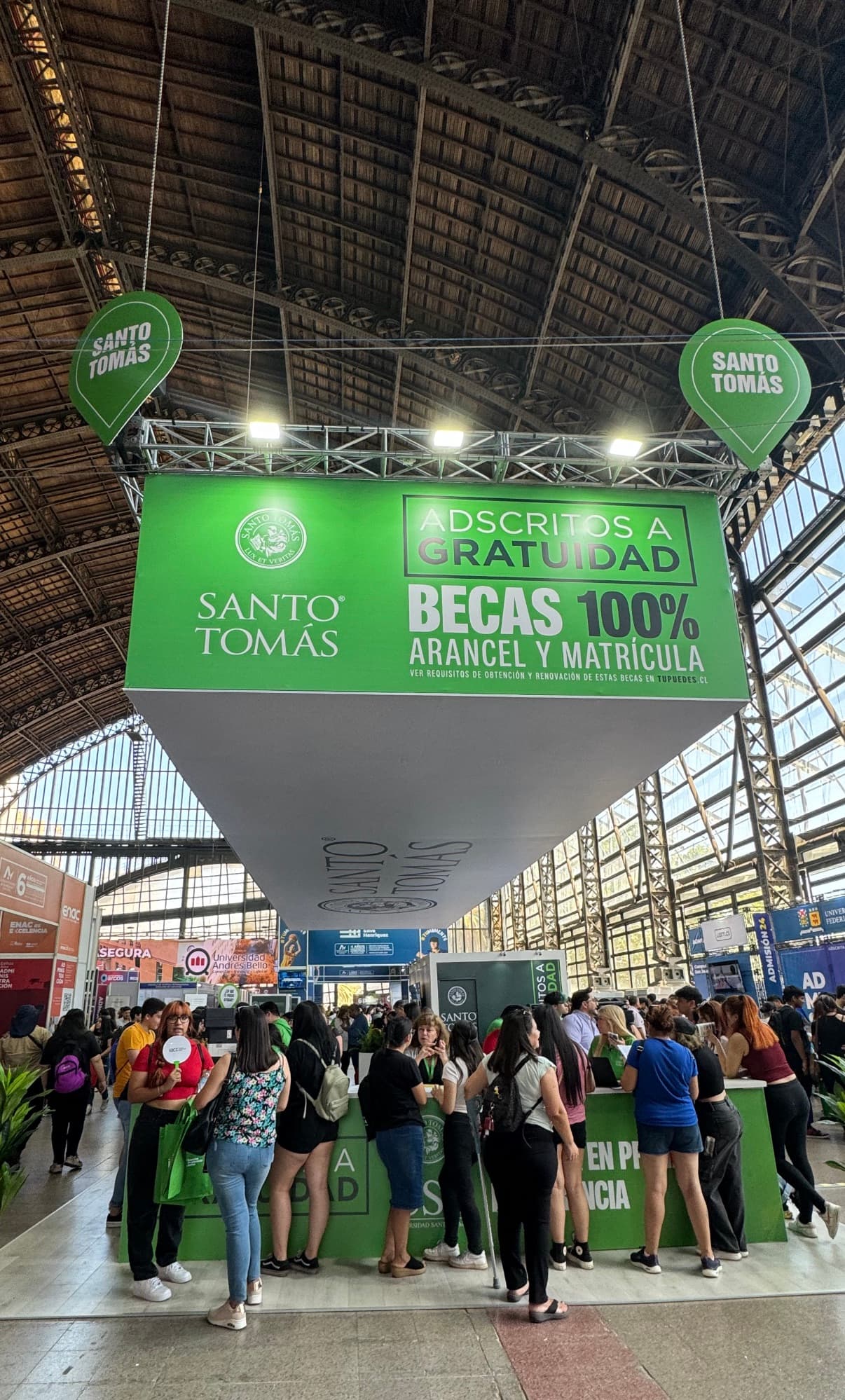 Estructura gráfica de gran altura en el stand Universidad Santo Tomás